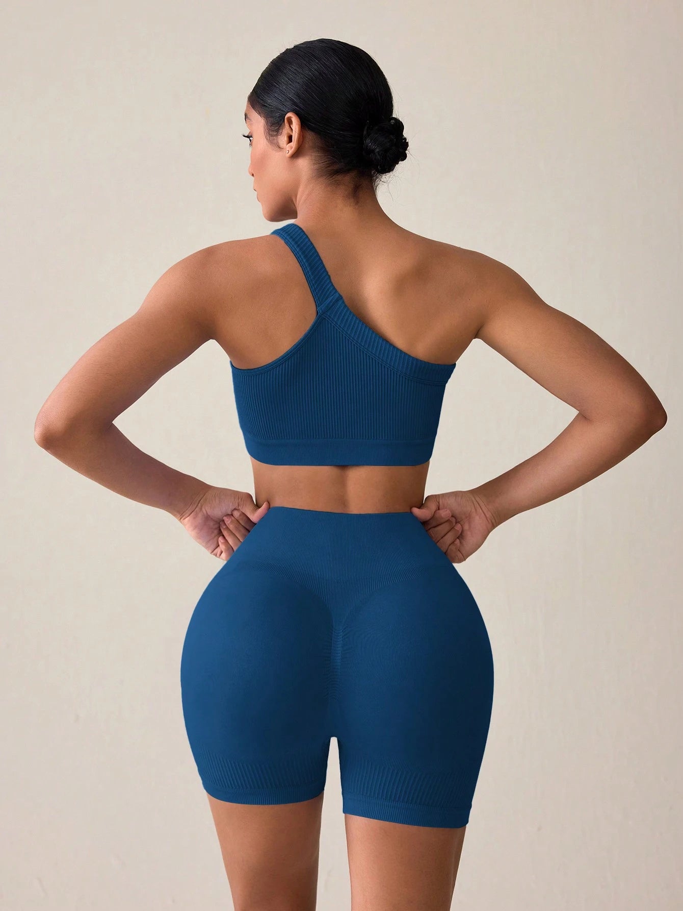 SHEIN Sport Studio Conjunto Feminino de Top Casual Sem Mangas com Ombro Oblíquo e Shorts em Cor Sólida, Conjunto de Mulheres para Exercícios