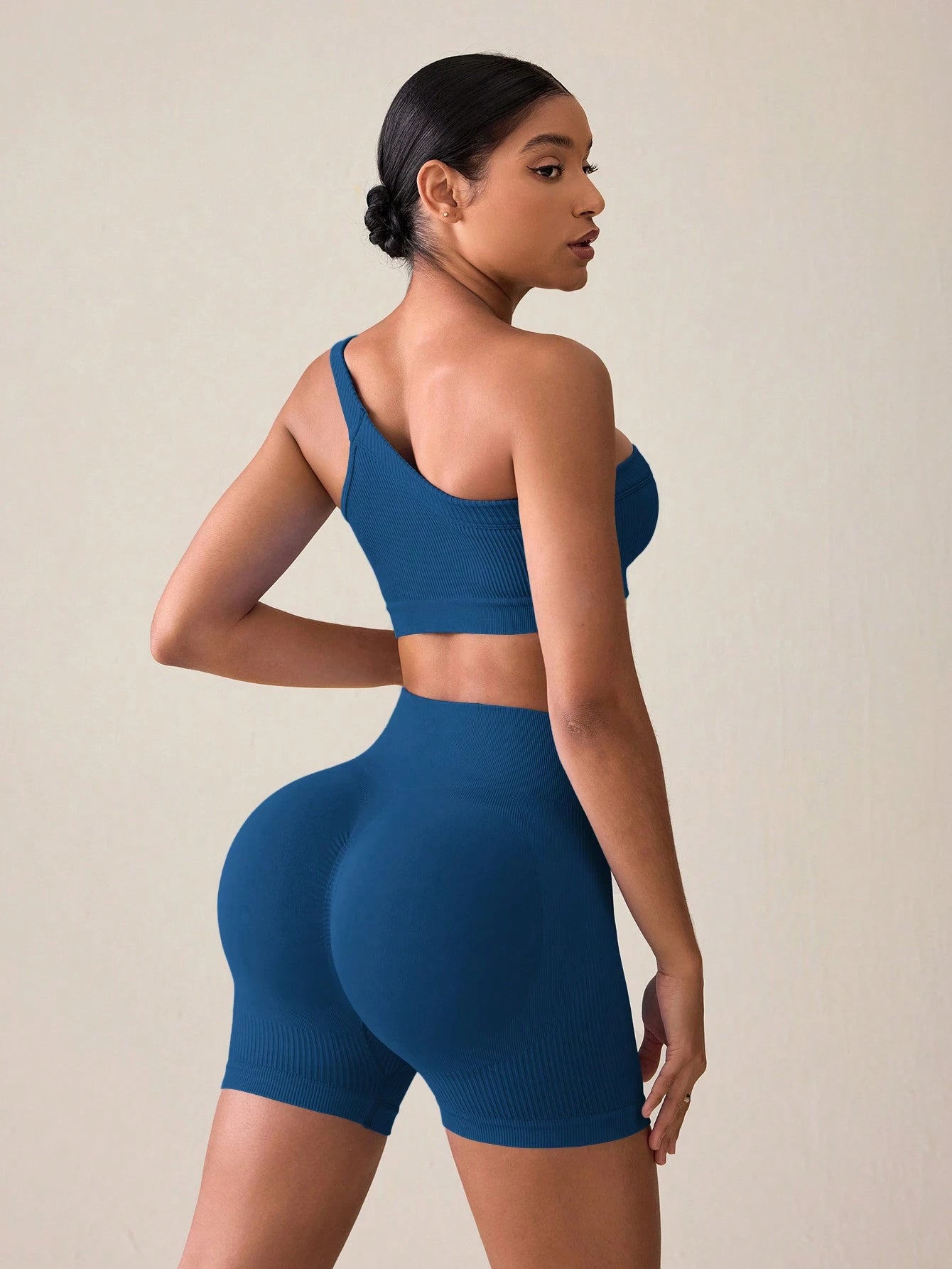 SHEIN Sport Studio Conjunto Feminino de Top Casual Sem Mangas com Ombro Oblíquo e Shorts em Cor Sólida, Conjunto de Mulheres para Exercícios