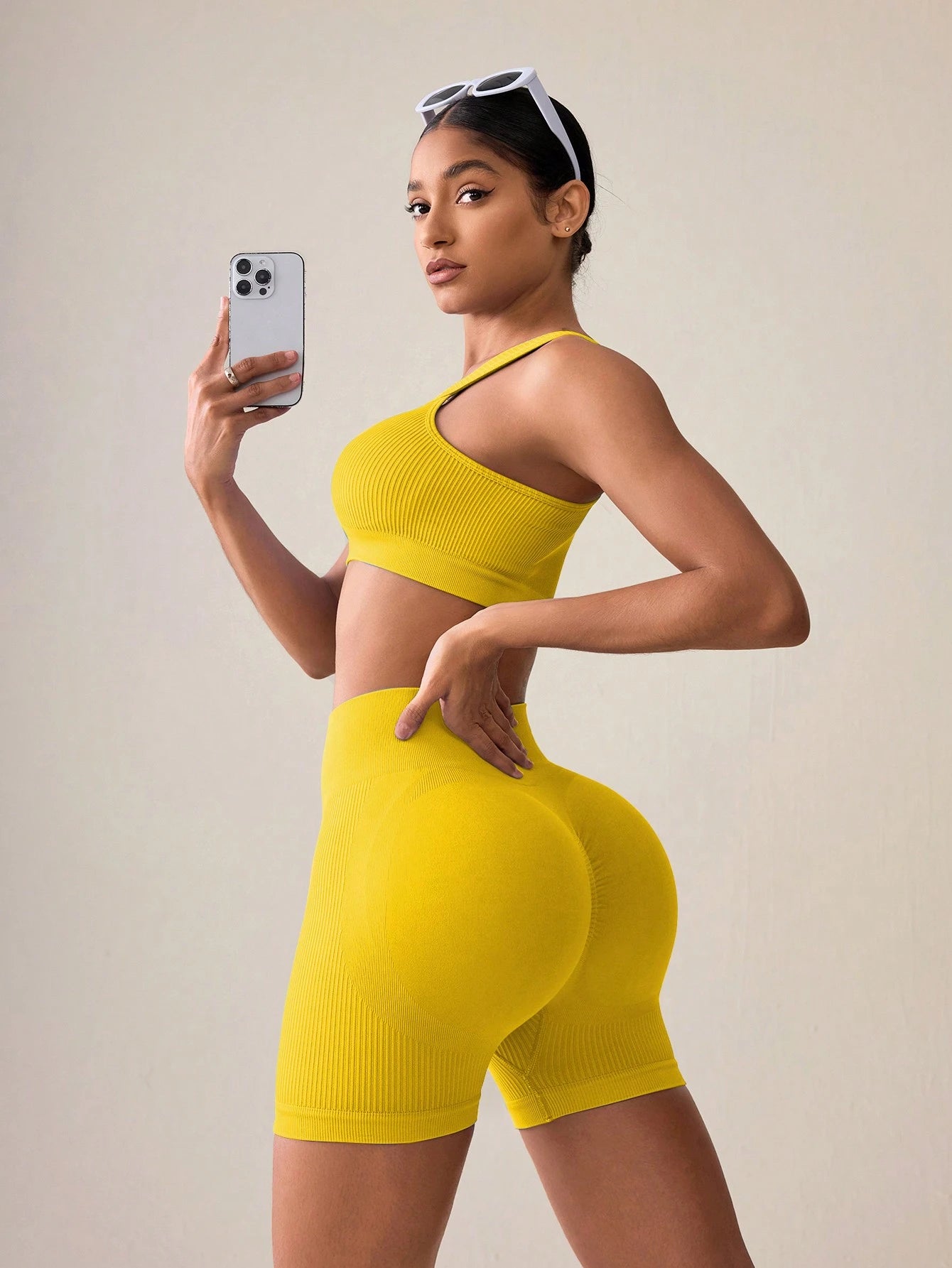 SHEIN Sport Studio Conjunto Feminino de Top Casual Sem Mangas com Ombro Oblíquo e Shorts em Cor Sólida, Conjunto de Mulheres para Exercícios