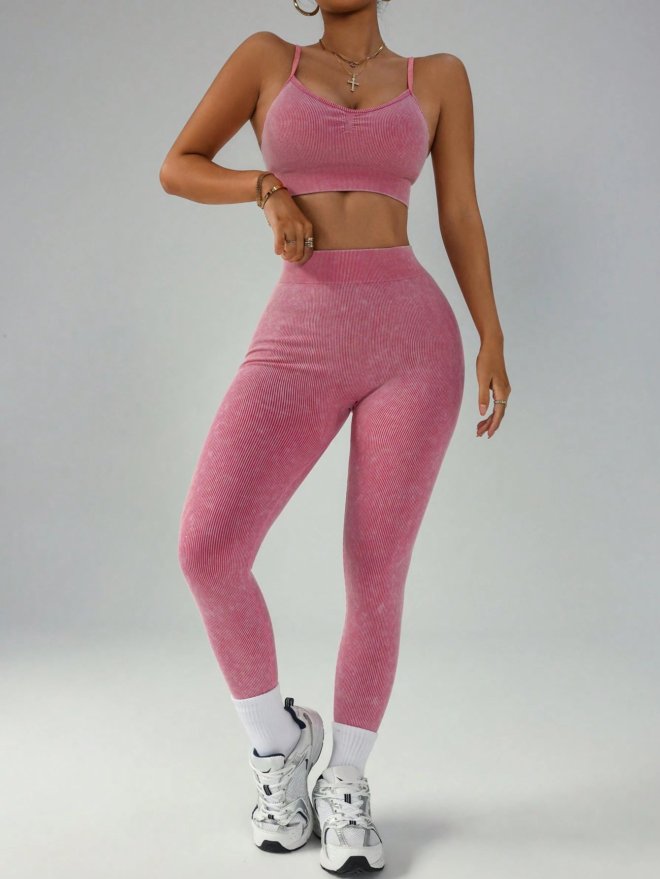 Conjunto Esportivo de Top Halter Decotado nas Costas