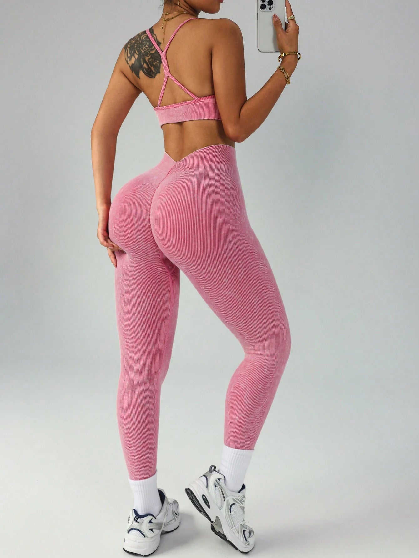 Conjunto Esportivo de Top Halter Decotado nas Costas