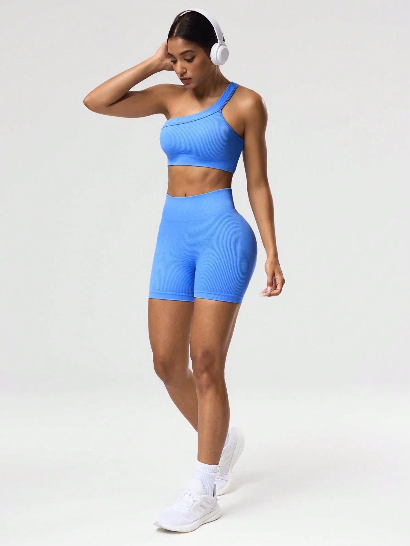 SHEIN Sport Studio Conjunto Feminino de Top Casual Sem Mangas com Ombro Oblíquo e Shorts em Cor Sólida, Conjunto de Mulheres para Exercícios