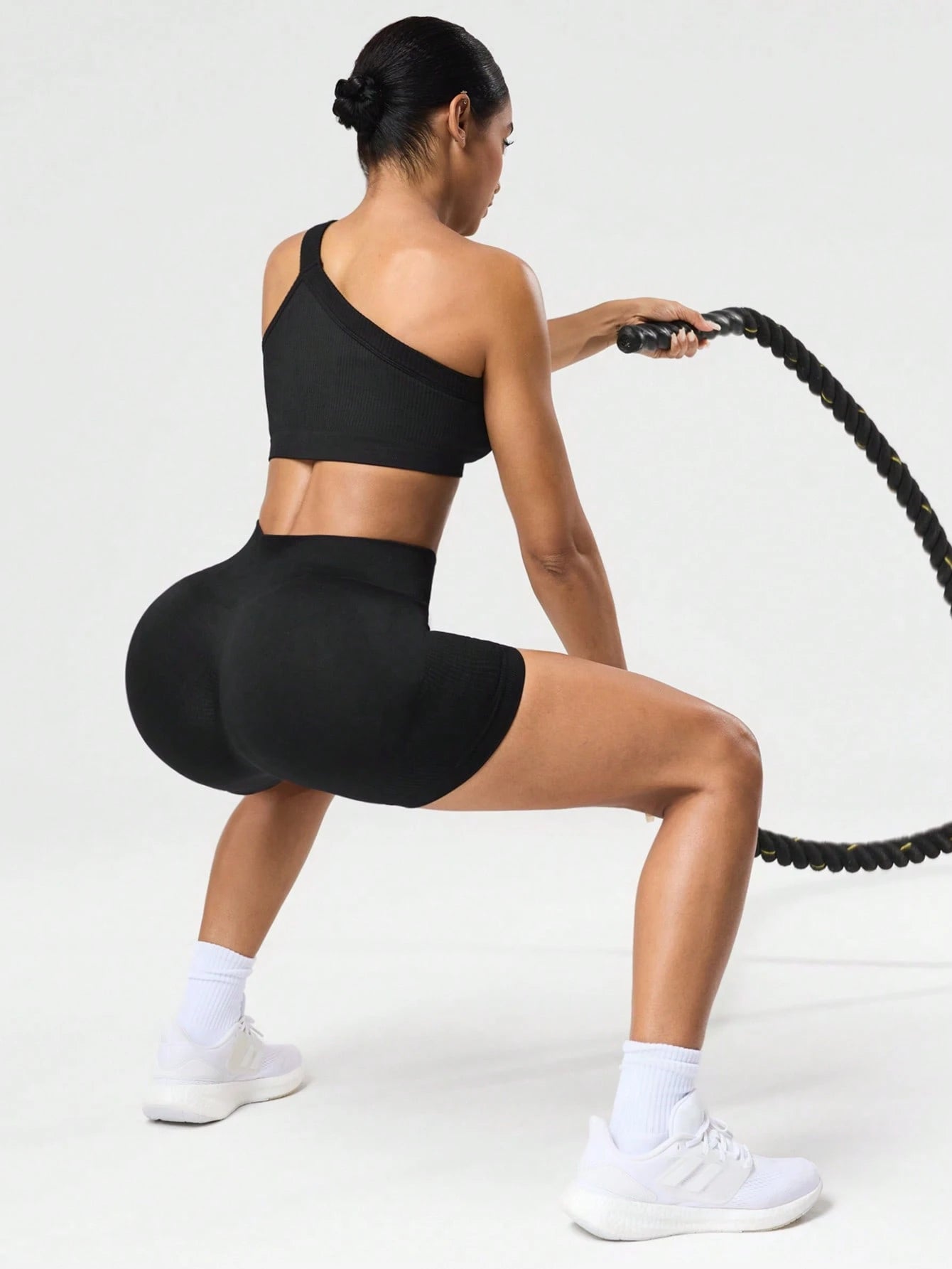 SHEIN Sport Studio Conjunto Feminino de Top Casual Sem Mangas com Ombro Oblíquo e Shorts em Cor Sólida, Conjunto de Mulheres para Exercícios