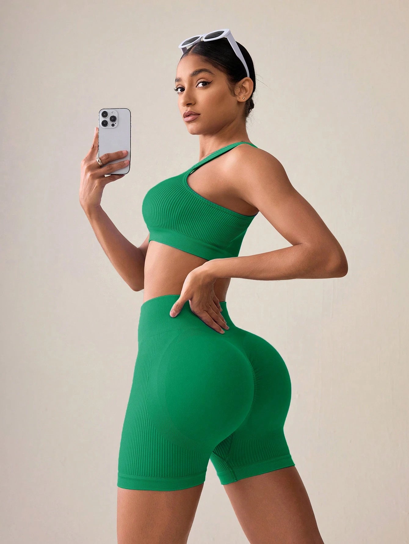 SHEIN Sport Studio Conjunto Feminino de Top Casual Sem Mangas com Ombro Oblíquo e Shorts em Cor Sólida, Conjunto de Mulheres para Exercícios