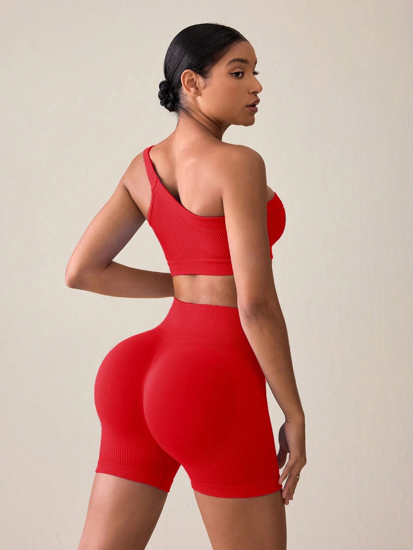 SHEIN Sport Studio Conjunto Feminino de Top Casual Sem Mangas com Ombro Oblíquo e Shorts em Cor Sólida, Conjunto de Mulheres para Exercícios