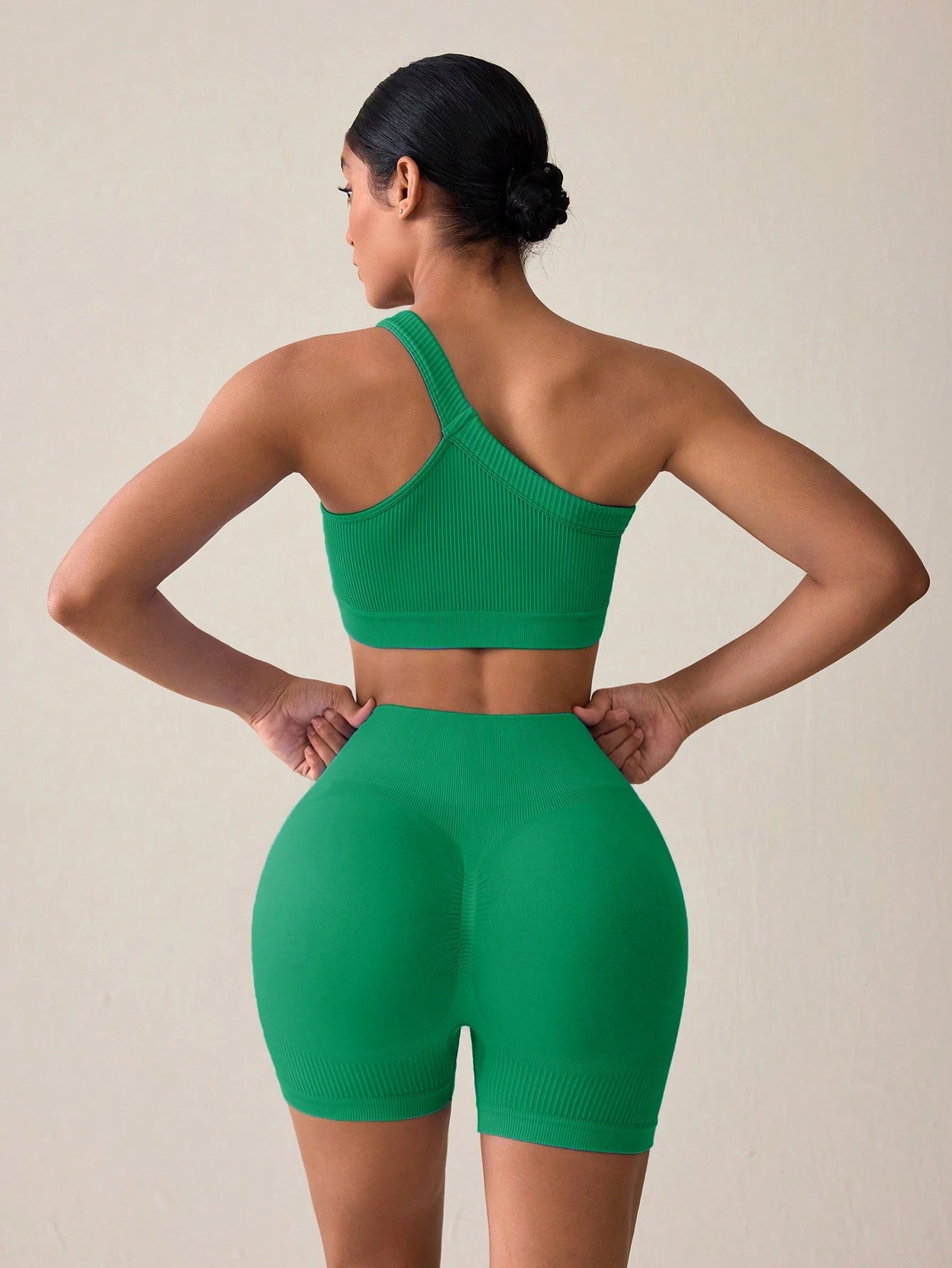 SHEIN Sport Studio Conjunto Feminino de Top Casual Sem Mangas com Ombro Oblíquo e Shorts em Cor Sólida, Conjunto de Mulheres para Exercícios