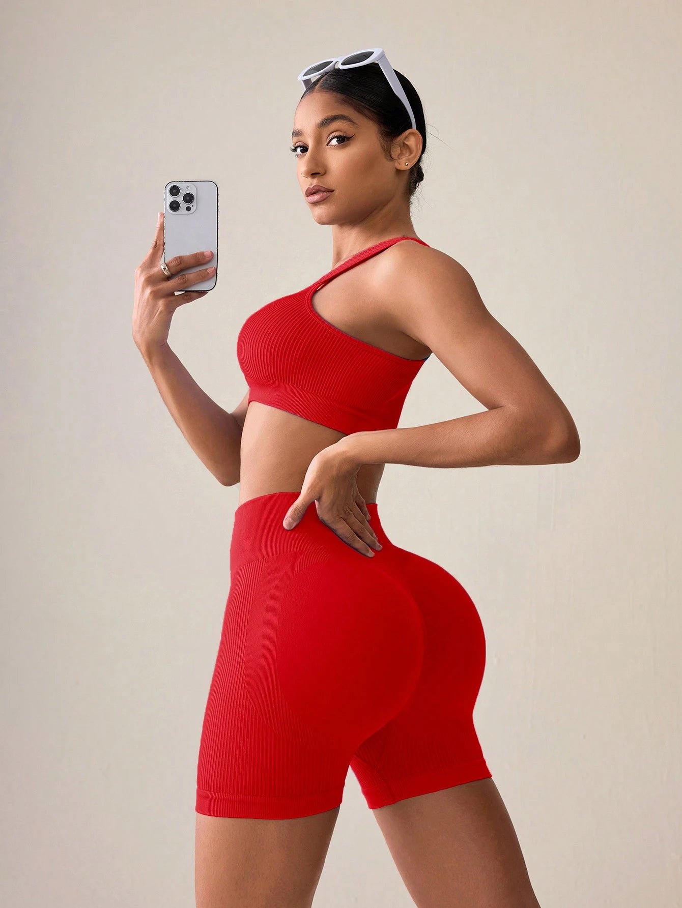 SHEIN Sport Studio Conjunto Feminino de Top Casual Sem Mangas com Ombro Oblíquo e Shorts em Cor Sólida, Conjunto de Mulheres para Exercícios