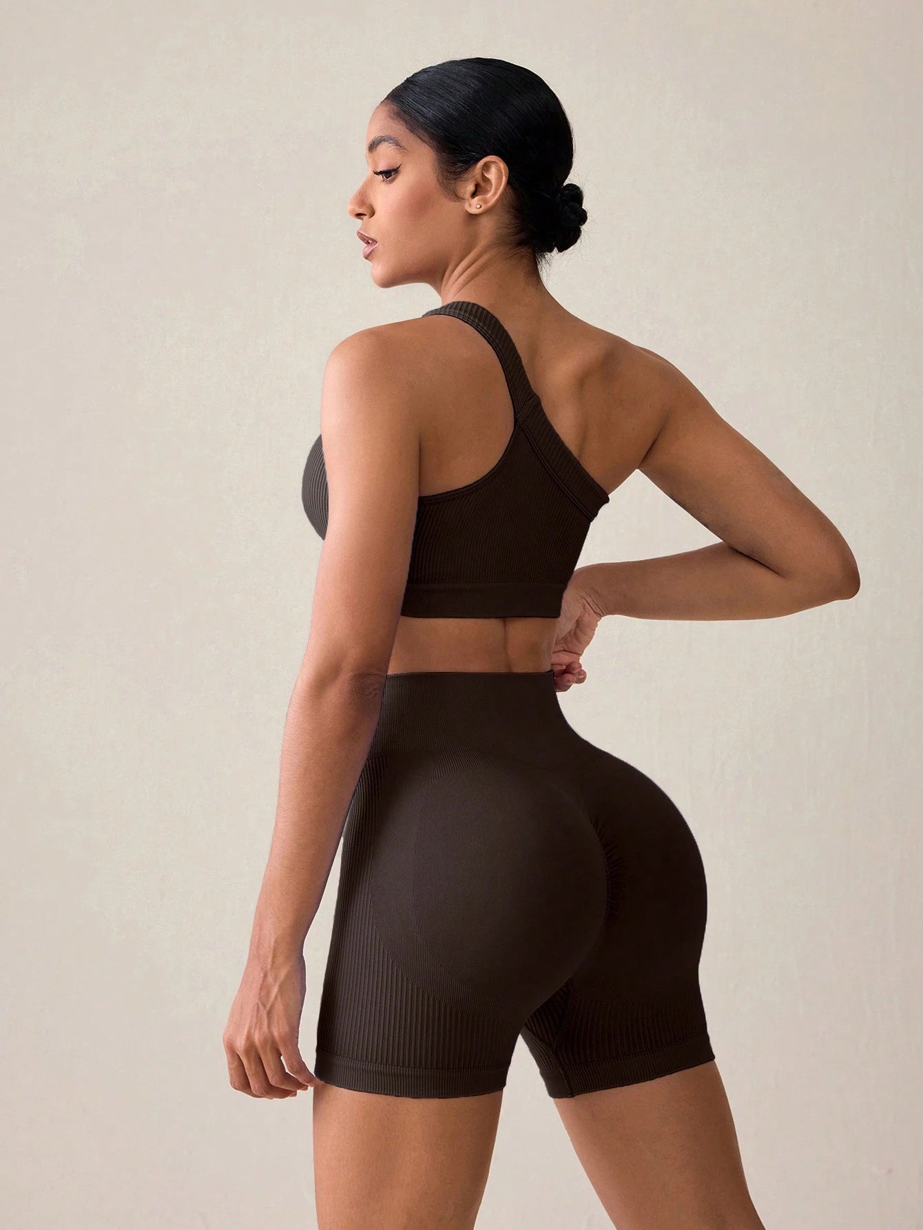 SHEIN Sport Studio Conjunto Feminino de Top Casual Sem Mangas com Ombro Oblíquo e Shorts em Cor Sólida, Conjunto de Mulheres para Exercícios