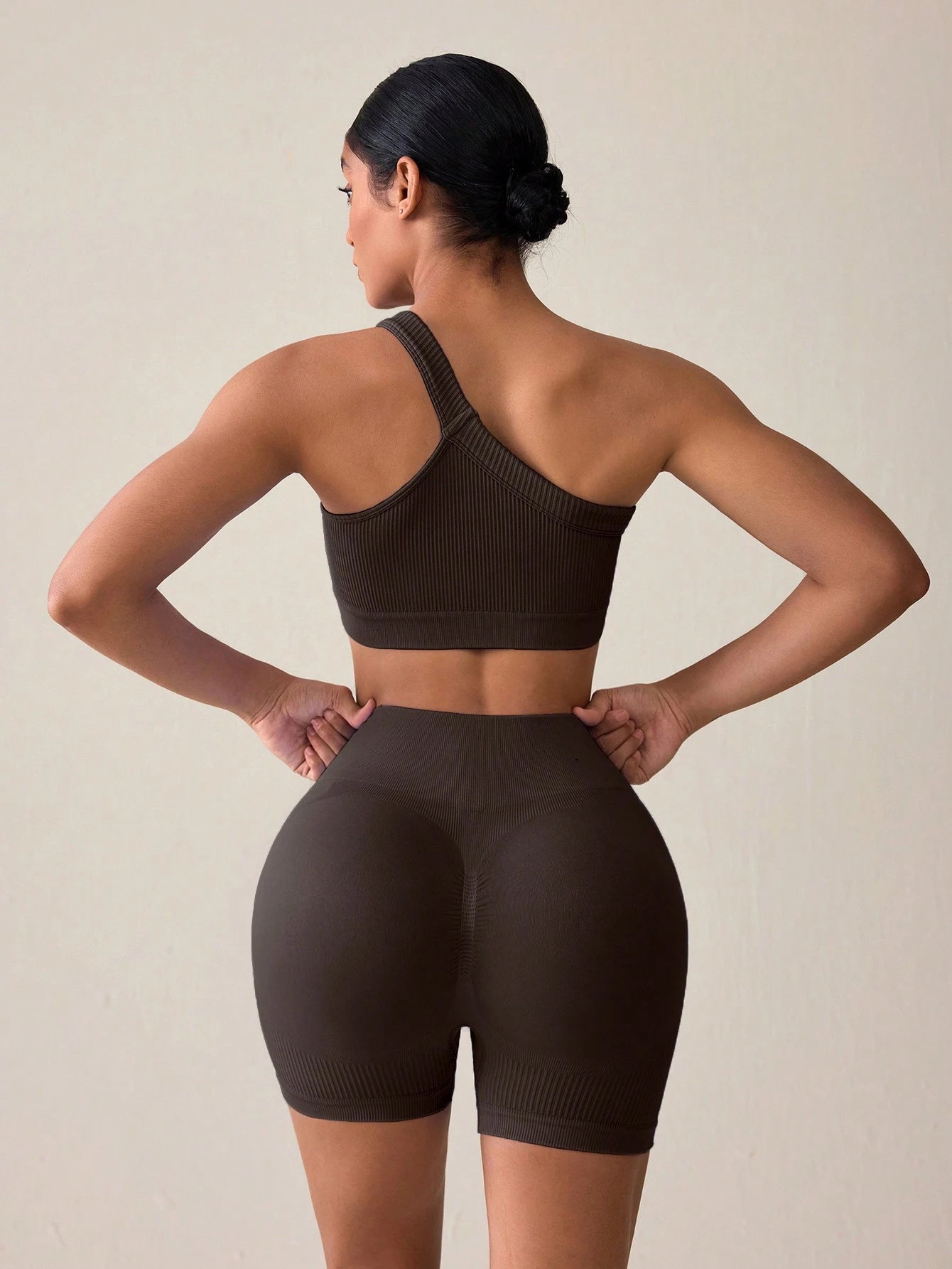 SHEIN Sport Studio Conjunto Feminino de Top Casual Sem Mangas com Ombro Oblíquo e Shorts em Cor Sólida, Conjunto de Mulheres para Exercícios