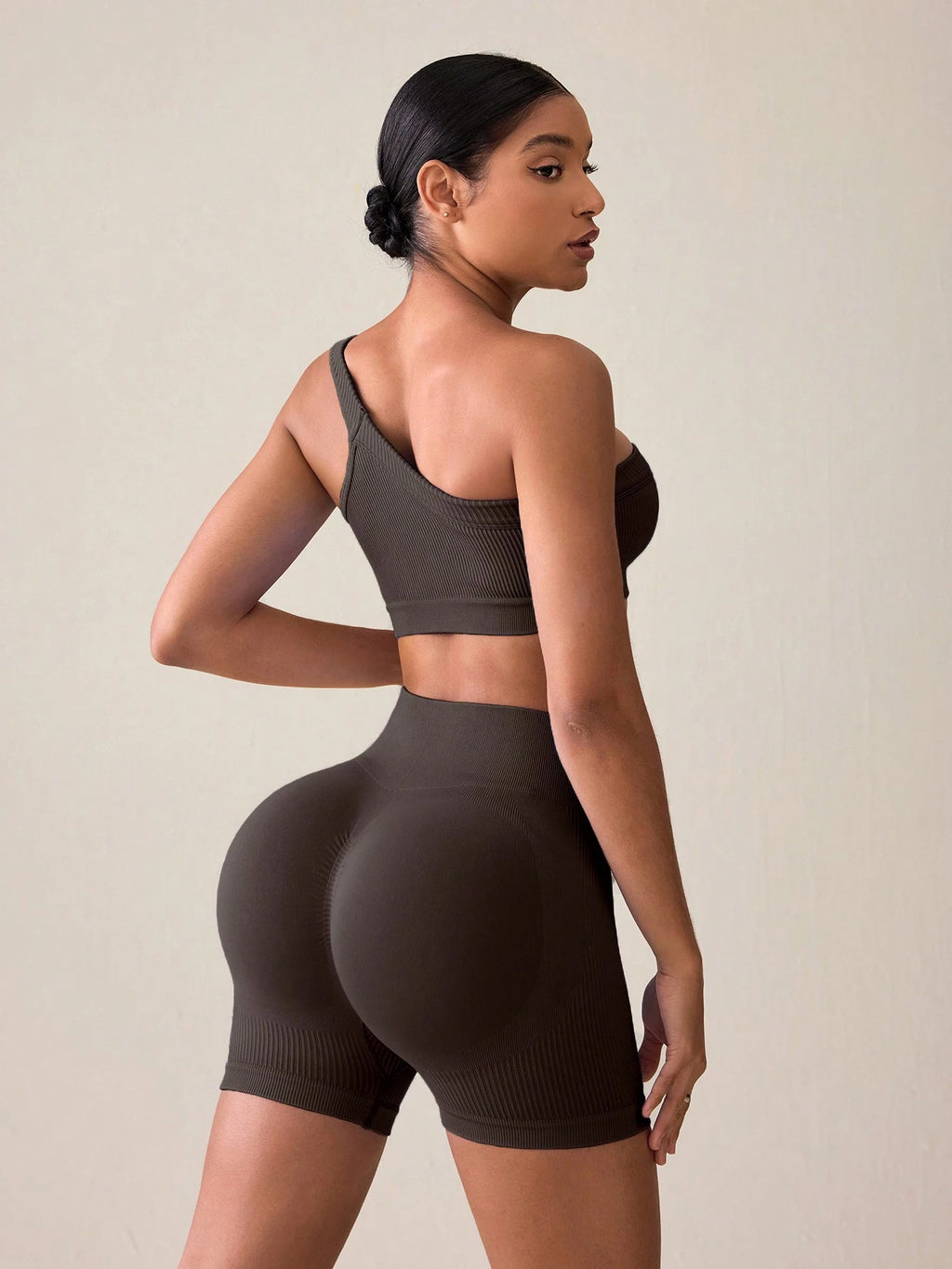 SHEIN Sport Studio Conjunto Feminino de Top Casual Sem Mangas com Ombro Oblíquo e Shorts em Cor Sólida, Conjunto de Mulheres para Exercícios
