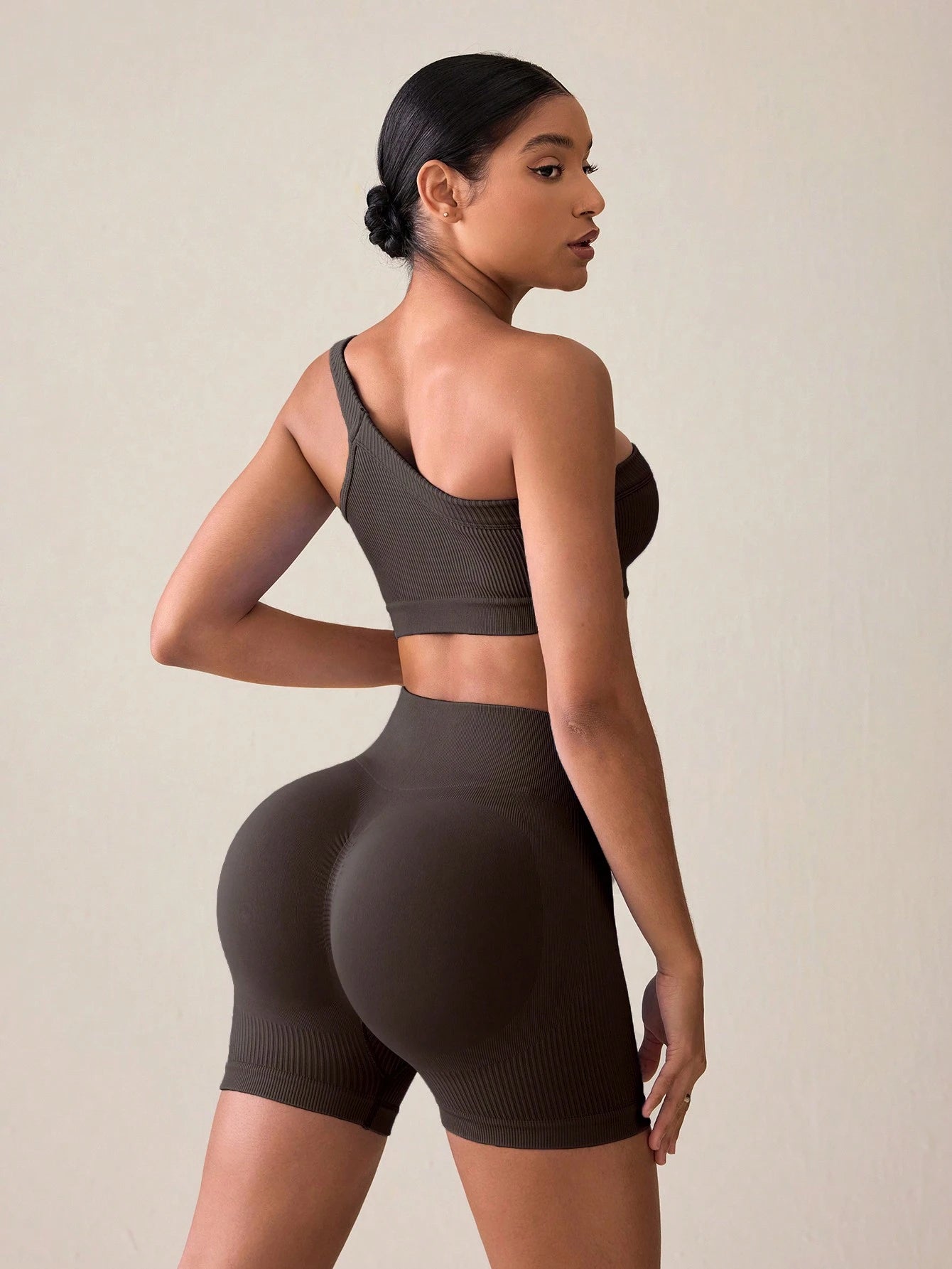 SHEIN Sport Studio Conjunto Feminino de Top Casual Sem Mangas com Ombro Oblíquo e Shorts em Cor Sólida, Conjunto de Mulheres para Exercícios