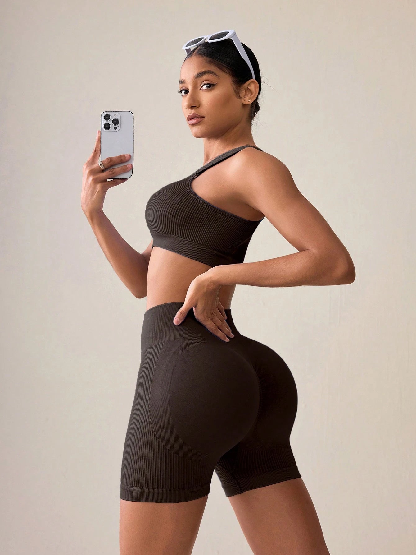 SHEIN Sport Studio Conjunto Feminino de Top Casual Sem Mangas com Ombro Oblíquo e Shorts em Cor Sólida, Conjunto de Mulheres para Exercícios