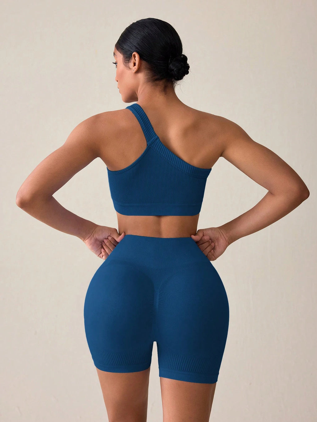 SHEIN Sport Studio Conjunto Feminino de Top Casual Sem Mangas com Ombro Oblíquo e Shorts em Cor Sólida, Conjunto de Mulheres para Exercícios