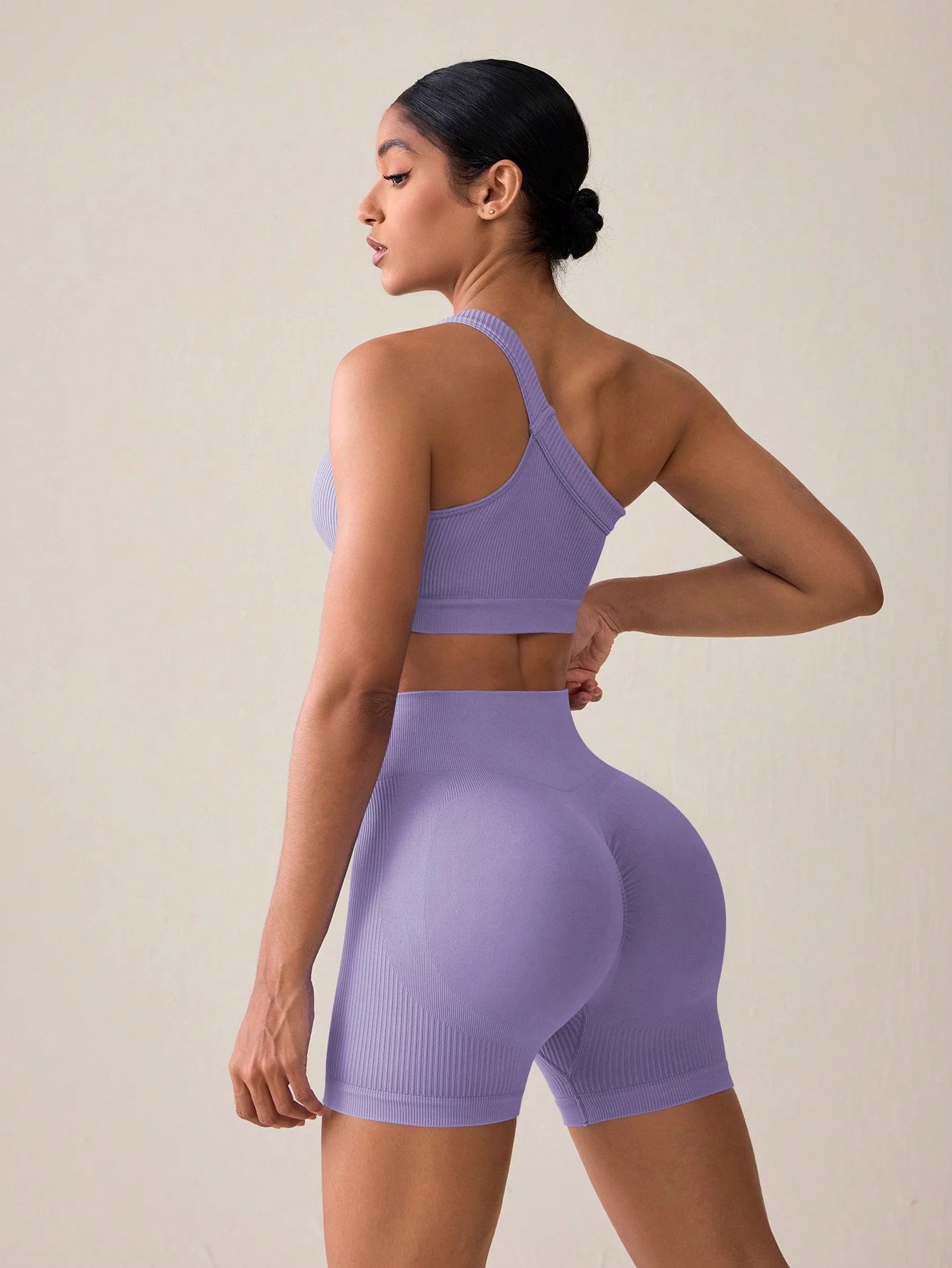 SHEIN Sport Studio Conjunto Feminino de Top Casual Sem Mangas com Ombro Oblíquo e Shorts em Cor Sólida, Conjunto de Mulheres para Exercícios
