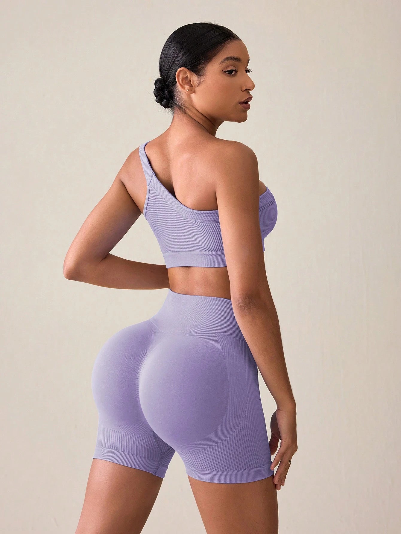 SHEIN Sport Studio Conjunto Feminino de Top Casual Sem Mangas com Ombro Oblíquo e Shorts em Cor Sólida, Conjunto de Mulheres para Exercícios