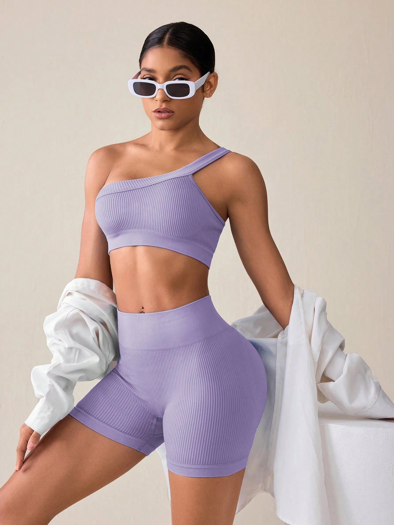 SHEIN Sport Studio Conjunto Feminino de Top Casual Sem Mangas com Ombro Oblíquo e Shorts em Cor Sólida, Conjunto de Mulheres para Exercícios