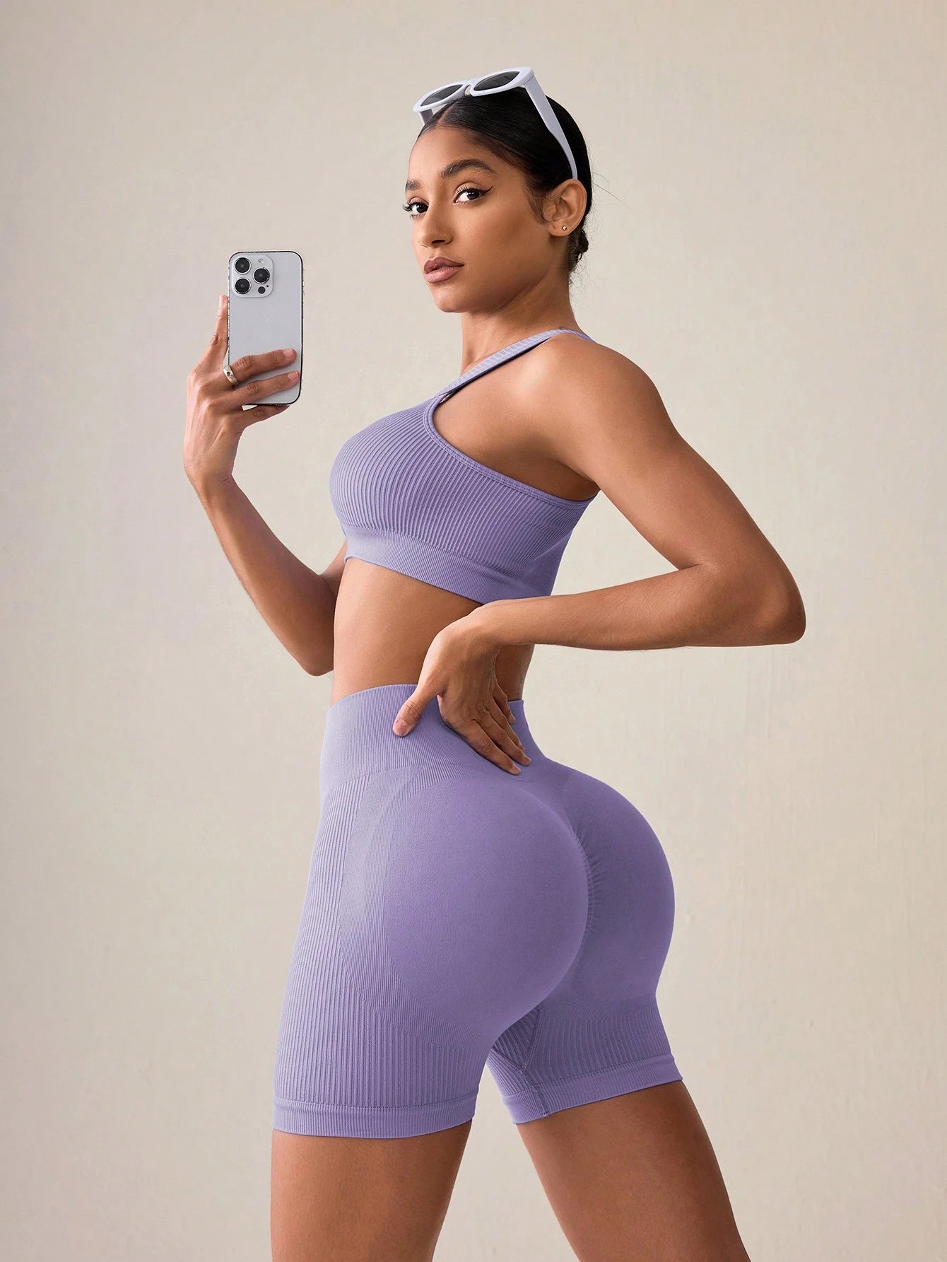 SHEIN Sport Studio Conjunto Feminino de Top Casual Sem Mangas com Ombro Oblíquo e Shorts em Cor Sólida, Conjunto de Mulheres para Exercícios