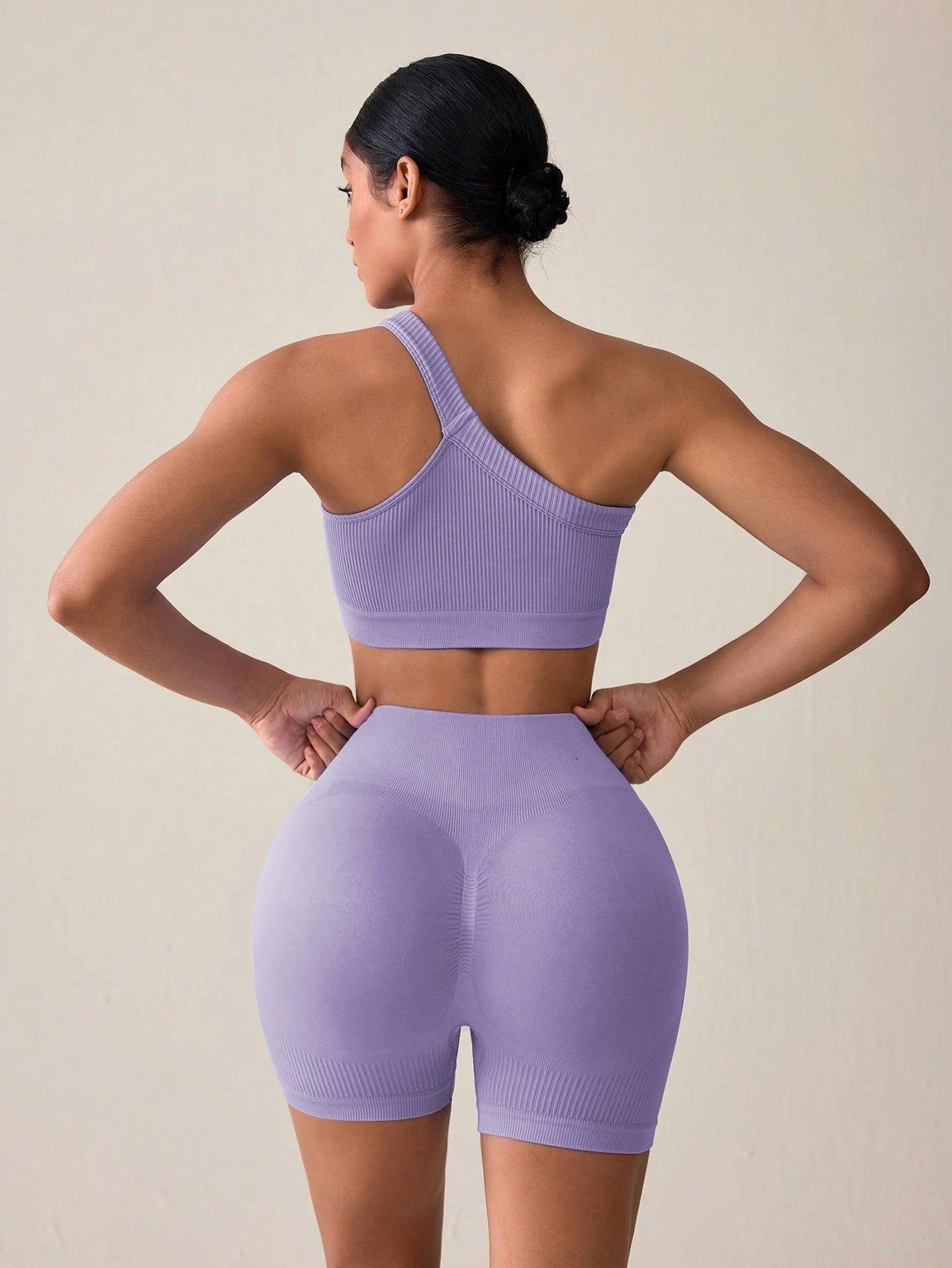SHEIN Sport Studio Conjunto Feminino de Top Casual Sem Mangas com Ombro Oblíquo e Shorts em Cor Sólida, Conjunto de Mulheres para Exercícios