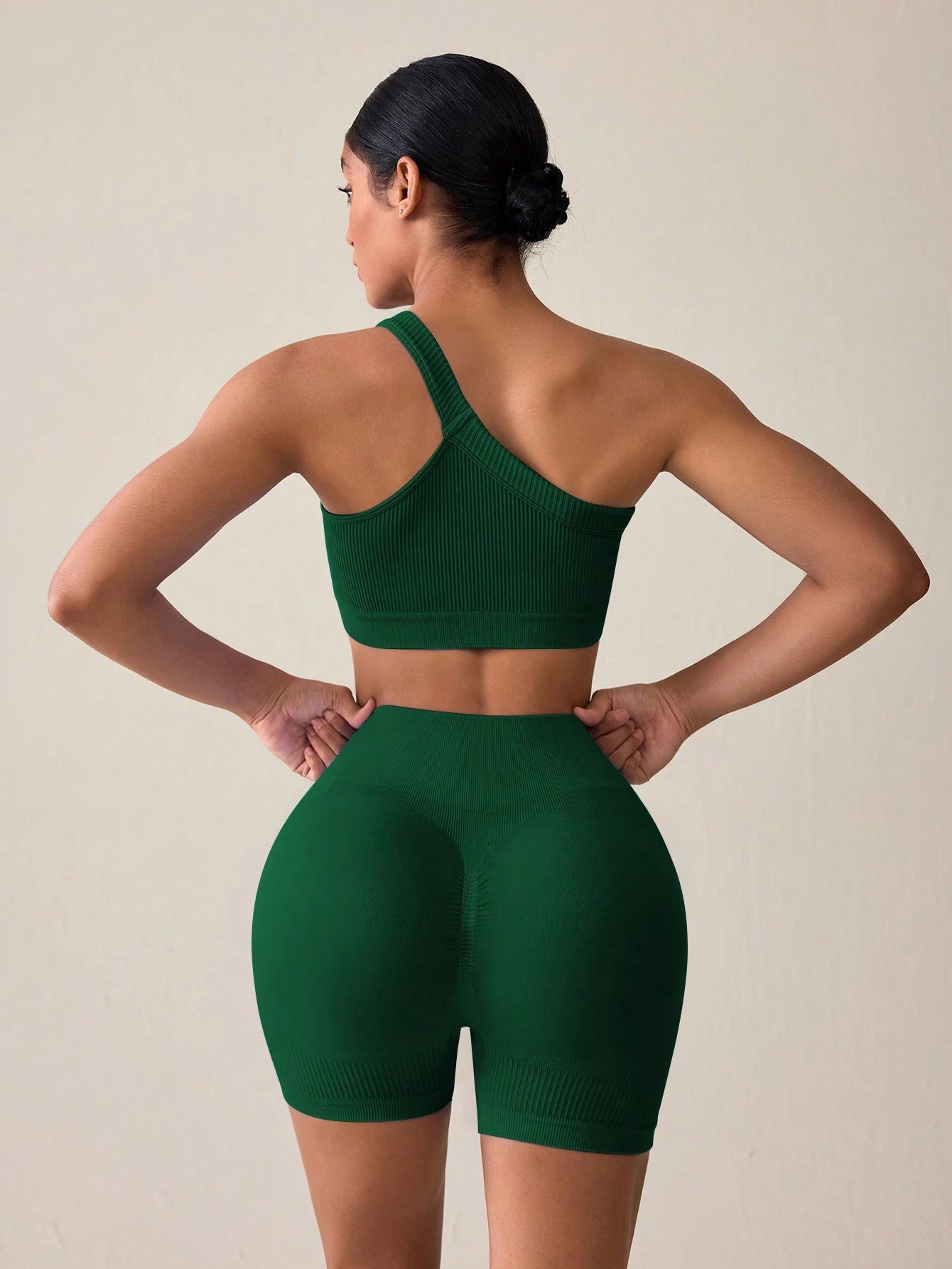 SHEIN Sport Studio Conjunto Feminino de Top Casual Sem Mangas com Ombro Oblíquo e Shorts em Cor Sólida, Conjunto de Mulheres para Exercícios
