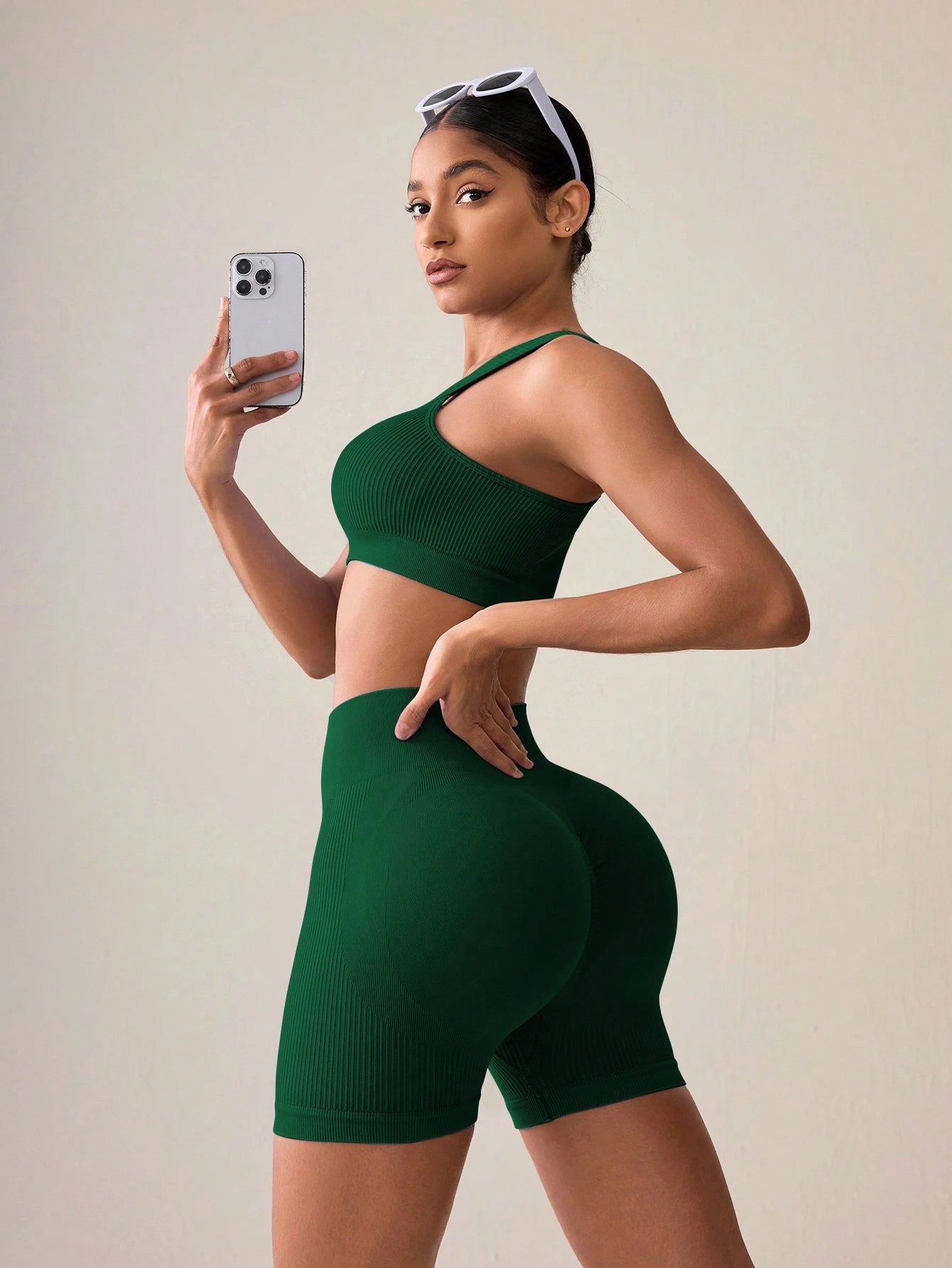 SHEIN Sport Studio Conjunto Feminino de Top Casual Sem Mangas com Ombro Oblíquo e Shorts em Cor Sólida, Conjunto de Mulheres para Exercícios
