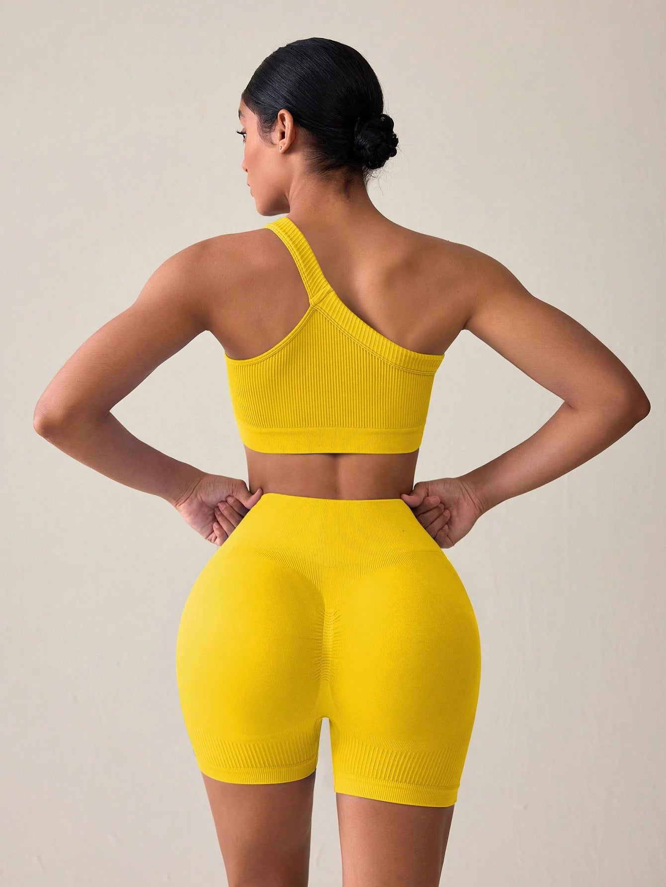 SHEIN Sport Studio Conjunto Feminino de Top Casual Sem Mangas com Ombro Oblíquo e Shorts em Cor Sólida, Conjunto de Mulheres para Exercícios