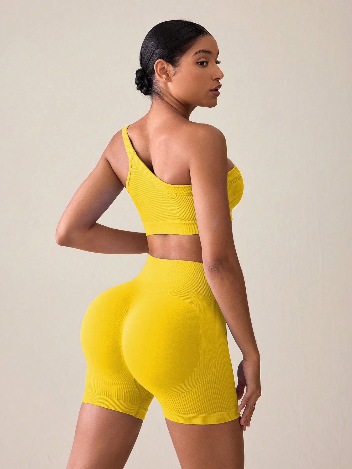 SHEIN Sport Studio Conjunto Feminino de Top Casual Sem Mangas com Ombro Oblíquo e Shorts em Cor Sólida, Conjunto de Mulheres para Exercícios