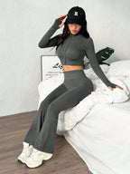 o Conjunto Esportivo de Top de Manga Longa com Zíper na Frente e Calça Flare de Cor Sólida, Sem Costura