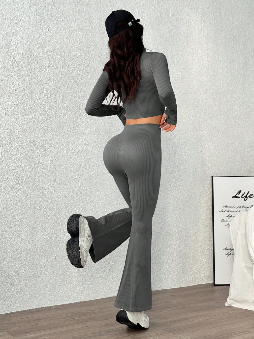 o Conjunto Esportivo de Top de Manga Longa com Zíper na Frente e Calça Flare de Cor Sólida, Sem Costura