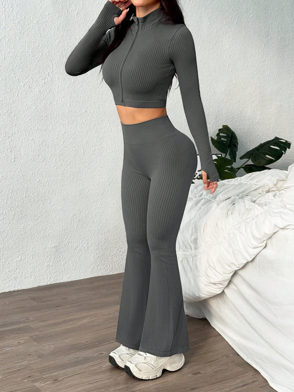 o Conjunto Esportivo de Top de Manga Longa com Zíper na Frente e Calça Flare de Cor Sólida, Sem Costura