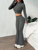 o Conjunto Esportivo de Top de Manga Longa com Zíper na Frente e Calça Flare de Cor Sólida, Sem Costura