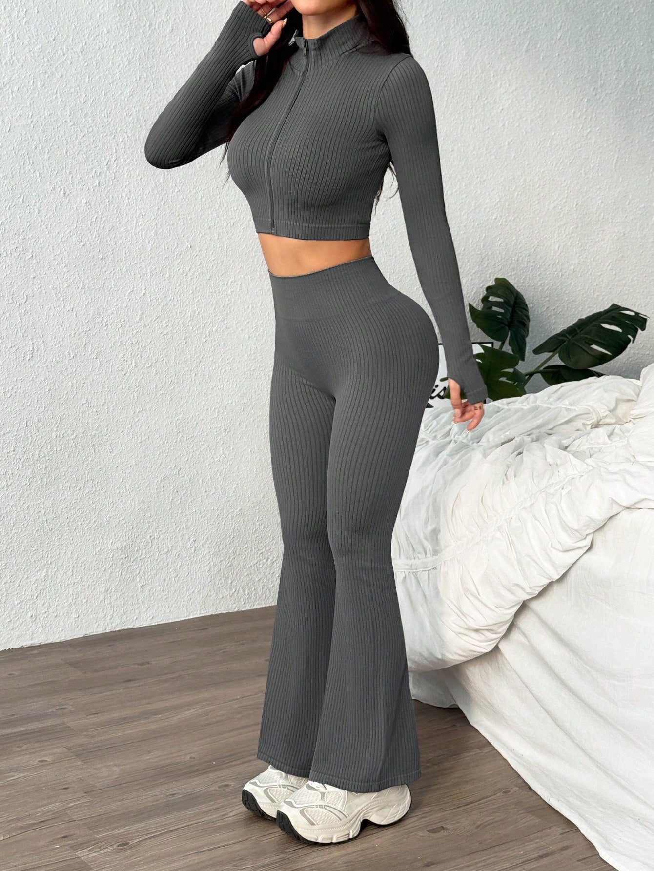 o Conjunto Esportivo de Top de Manga Longa com Zíper na Frente e Calça Flare de Cor Sólida, Sem Costura