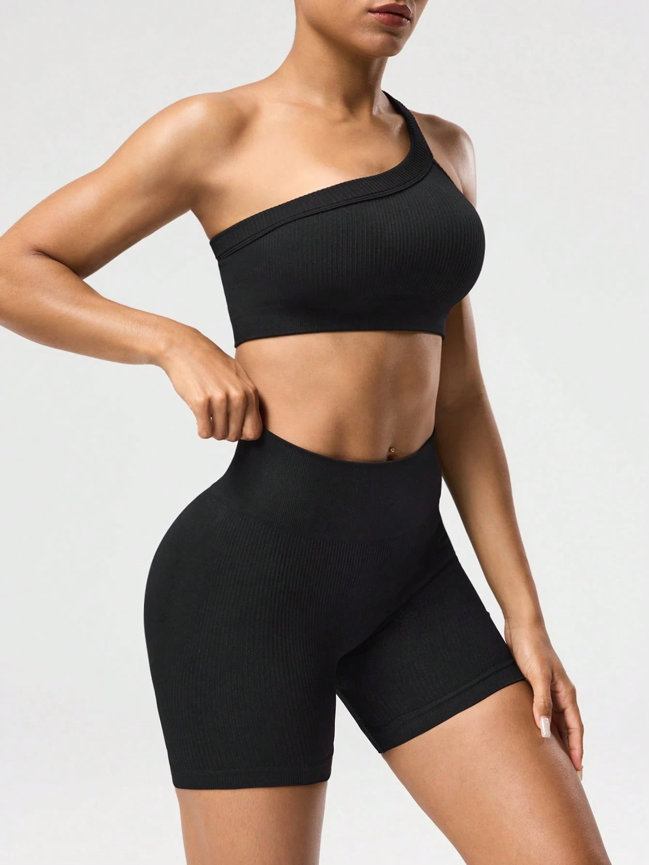 SHEIN Sport Studio Conjunto Feminino de Top Casual Sem Mangas com Ombro Oblíquo e Shorts em Cor Sólida, Conjunto de Mulheres para Exercícios